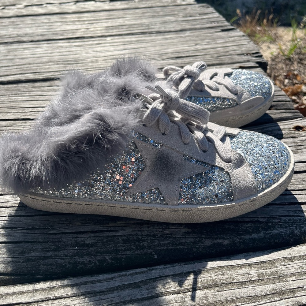 Unknown BRAND SPARKLE SILVER SLIP ON  sneakers FUR ,sz6